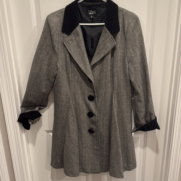 Beautiful coat with velvet collar and buttons. - Picture 4 of 7